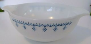 Pyrex Bowl White Blue Snowflake Garland 2 1/2qt Cinderella Handles Ovenware 443