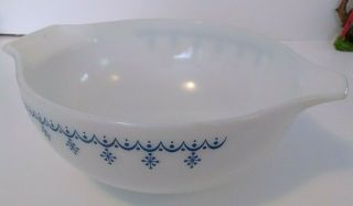 Pyrex Bowl White Blue Snowflake Garland 2 1/2QT Cinderella Handles Ovenware 443 4