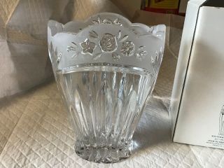 Oneida Lead Crystal Southern Garden 6 1/2”tall Vase Frosted Floral Scallop Edge