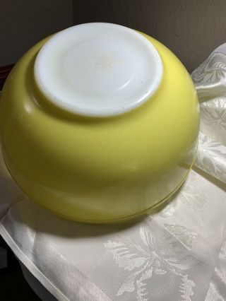 2 Pyrex vtg 1950 ' s YELLOW large 4 qt.  404 And Green mixing bowl primary colors 2