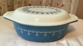 Snowflake Blue Garland 1.  5 Qt Oval Casserole Dish White Lid 043 Vintage Pyrex