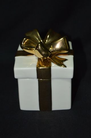 Mikasa Porcelain Holiday Elegance Trinket / Ring Box - White & Gold - Fk001/540