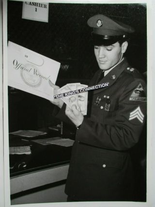 Photo - Army - Elvis Showing Off His American Dollars In Germany Unseen