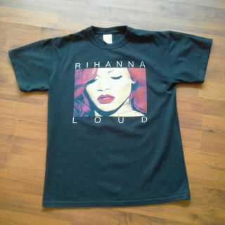 Rihanna Loud Tour 2011 Black Size Medium Short Sleeve T - Shirt Dates On Reverse