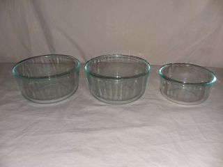 Set Of 3 Glass Pyrex Bowls Oven And Microwave Safe One Is 2 Cups & Two Are 1 Qt