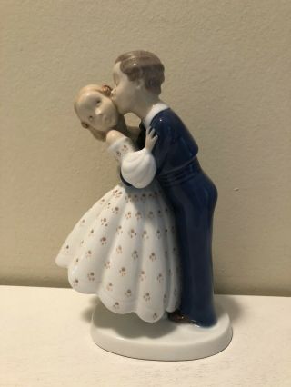 Vintage B&g Bing Grondahl Denmark Figurine Young Couple Kissing 2162p