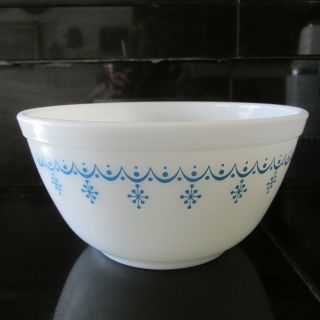 Vintage Pyrex Snowflake Garland 1.  5 Qt Mixing Bowl 402