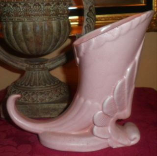 Lovely Vintage Niloak American Art Pottery Pink Art Deco 7 " Cornucopia Vase