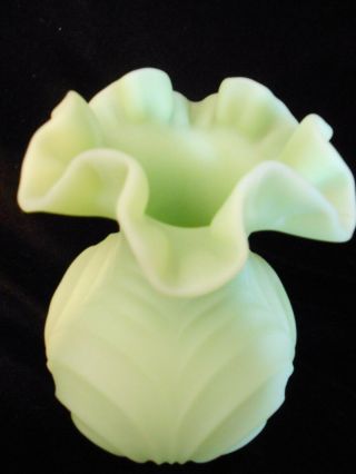 Vtg Fenton Vaseline/reactive Green Satin Glass Ruffled Ribbed Melon Flower Vase