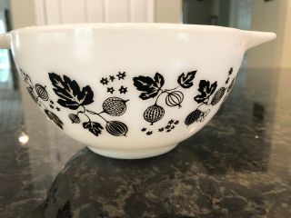 Pyrex Gooseberry Black On White Cinderella 441 Mixing Bowl 1.  5 Pt Vintage