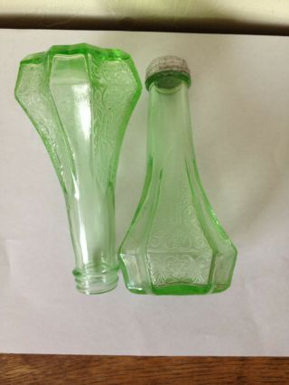 Vintage Green Depression Glass Salt Pepper Shakers 4.  5 " Scrolled Pattern 8 Sided