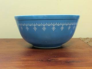 Pyrex Vintage 403 2.  5 Qt Snowflake Garland Bowl Blue