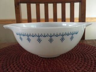 Vintage Pyrex Blue Snowflake Garland 2 1/2 Qt Cinderella Bowl 8