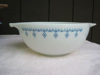 Vintage 2 1/2 Qt.  Blue Garland Snowflake Pyrex 443 Cinderella Nesting Bowl 2