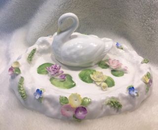 Vintage Coalport Bone China Made In England 5.  5” “the Lily Pond” Swan Figurine