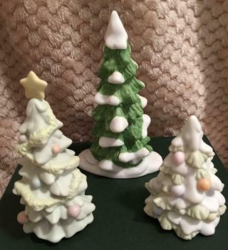 Figurines Christmas Trees 3 Ceramic 2 Sugar Town & 1 Dept 56 Green W/ Snow 205r
