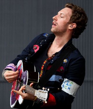 Chris Martin Unsigned Photo - D500 - Sexy