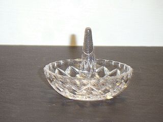Crystal Glass Ring Holder Diamond Pattern Rim w/ Starburst Bottom 2