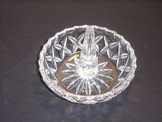 Crystal Glass Ring Holder Diamond Pattern Rim w/ Starburst Bottom 3