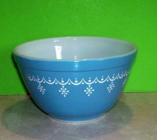 Vintage Pyrex Blue & White Garland Nesting Bowl Holds 1 1/2 Pints 401