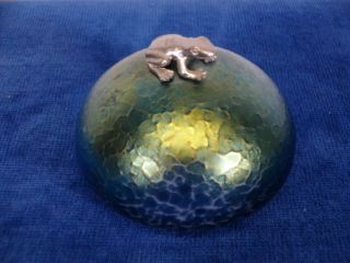 HERON GLASS IREDESCENT GLASS PAPERWEIGHT WITH METAL FROG FIGURE. 2