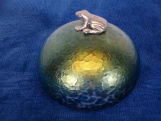 HERON GLASS IREDESCENT GLASS PAPERWEIGHT WITH METAL FROG FIGURE. 3