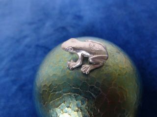 HERON GLASS IREDESCENT GLASS PAPERWEIGHT WITH METAL FROG FIGURE. 4