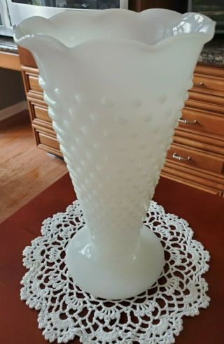 Pre - Owned Vintage Large 9.  5 " White Hobnail Vase W/scalloped Foot