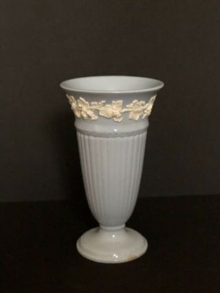 Vintage Wedgwood Etruria Barlaston Blue & White Queensware Trumpet Vase 6.  5 "
