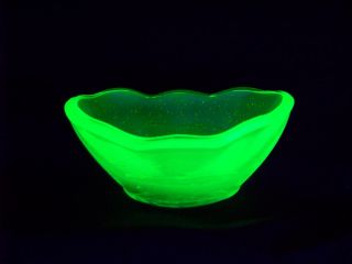 Green Vaseline Uranium Glass Mini Banana Split Boat Salt ( (id122543))