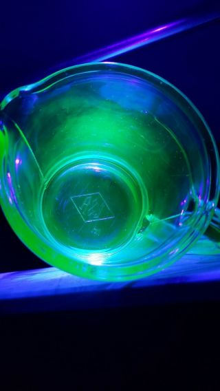 Vintage A & J Hazel Atlas Vaseline Uranium 4 Cup Green Glass Measuring Cup 3