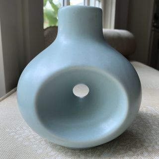 Gorgeous Klein Reid Ny Celadon Porcelain Art Pottery Round Key Hole Vase 5 "