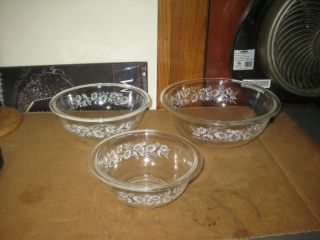 Vintage Pyrex Nesting Mixing Bowls Set Of 3 Colonial Mist White Flowers