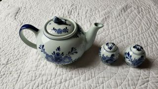 Delft Blauw Holland Hand Panted Tea Pot 988 & Salt & Pepper Shaker Set