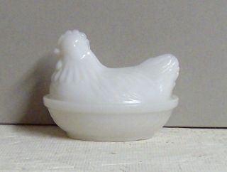 Vintage White Glass Milk Small Hen On A Nest (small Flaw Inside - See Picture)