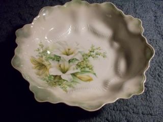 R.  S.  Prussia White/yellow Lillies Serving Bowl 10 " No Chips/cracks