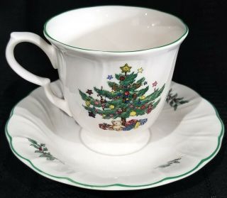 Nikko HAPPY HOLIDAYS Set of 4 Coffee Tea Cups & Saucers Christmas holiday mugs 2