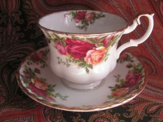 Vintage 1962 Royal Albert Old Country Roses Footed Tea Cup & Saucer Set England