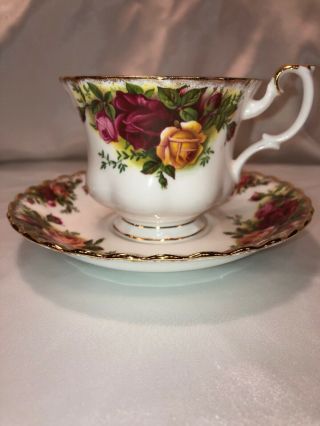 VINTAGE ROYAL ALBERT OLD COUNTRY ROSES TEA CUP & SAUCER, 2