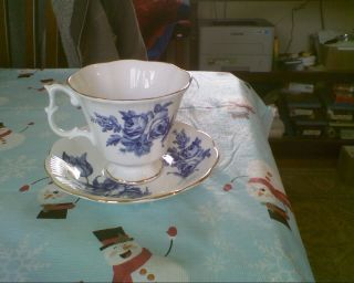 ROYAL ALBERT TEACUP AND SAUCER WHITE WITH DARK BLUE FLOWER PATTERN 3