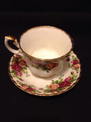 Vintage ROYAL ALBERT Old Country Roses Tea Cup and Saucer 1962 Made in England 2