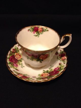 Vintage ROYAL ALBERT Old Country Roses Tea Cup and Saucer 1962 Made in England 3