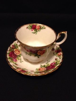 Vintage ROYAL ALBERT Old Country Roses Tea Cup and Saucer 1962 Made in England 4