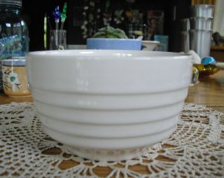 Vintage Universal Potteries 4 3/4 " White Bee Hive Bowl